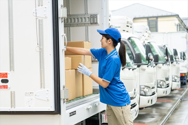 《江東区》週払いOK・4ｔ車でのスーパーへの食品類の配送ドライバー！（週休2日・日勤）