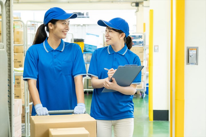 《府中市》週払いOK・2ｔ車でのケーキやパンの店舗配送ドライバー！（シニア活躍中・日曜のみ）