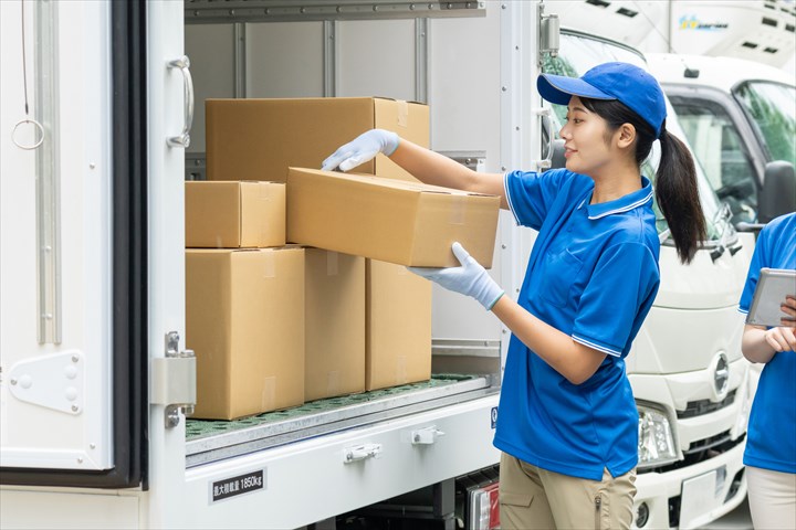 《神戸市須磨区》週払いOK・コンビニへの常温商品の配送助手スタッフ！（Web面接OK・未経験OK）