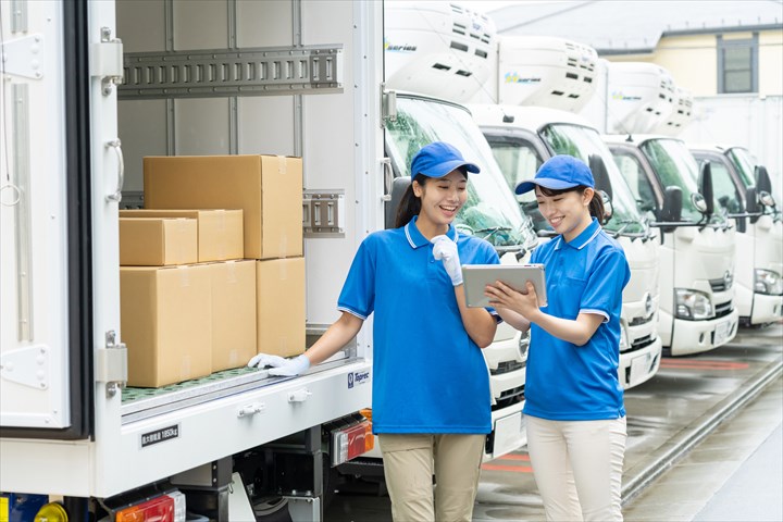 《神戸市東灘区》週払いOK・2ｔ車でのコンビニへのフローズン品配送ドライバー！（高時給・5:00～11:00短時間）