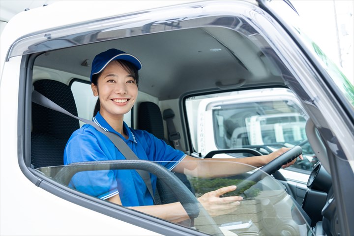 《京都市伏見区》週払いOK・3ｔ車でのコンビニ向け冷凍商品の店舗配送ドライバー！（Web面接OK・曜日固定休み）