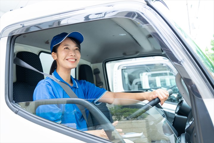 《浜松市中央区》週払いOK・3.5ｔ車での酒類の店舗配送ドライバー！（Web面接OK・土日休み）