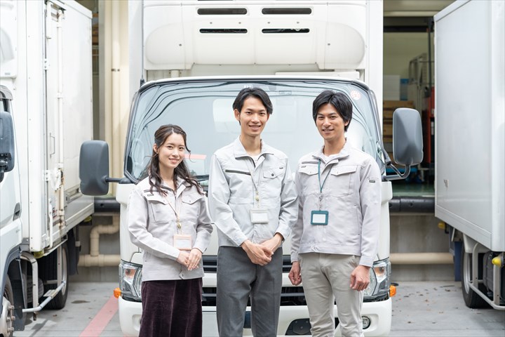 《川崎市宮前区》週払いOK・4ｔ車での常温商品のセンター間配送ドライバー！（週休2日・高収入・日勤）
