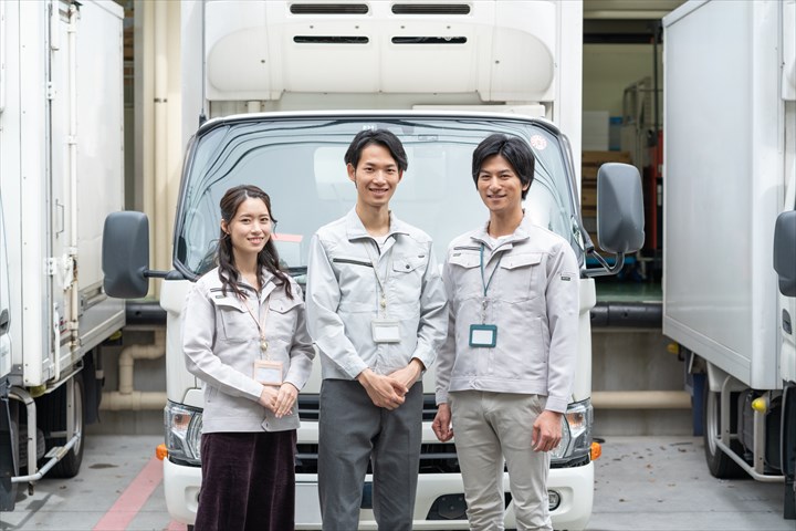 《佐世保市》週払いOK・4ｔ車での企業向け一般貨物の集配ドライバー！（土日祝休み・日勤）