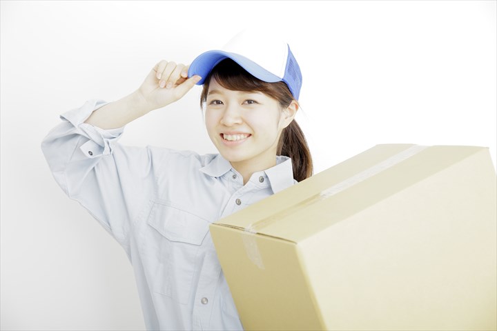 《港区》週払いOK・3ｔ車でのアパレル品の店舗、センター間配送ドライバー！（高収入・週休2日）