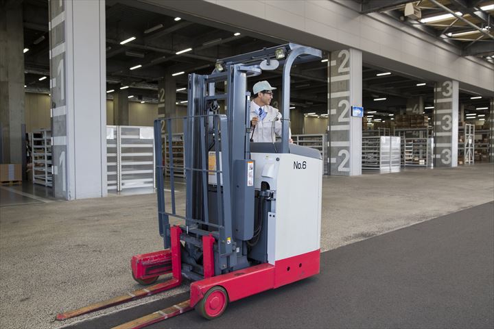 《比企郡嵐山町》週払いOK・工場内での食料品の積込み作業スタッフ！（土日祝休み・日勤）