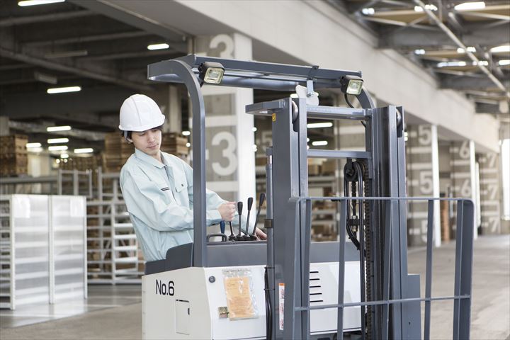 《神戸市中央区》週払いOK・フォークリフトを使用した玩具類の商品管理スタッフ！（Web面接OK・高収入）