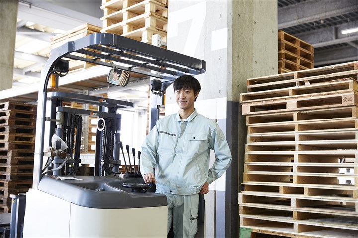 《八尾市》週払いOK・リーチフォークを使用したプラスチック製品の入出庫作業スタッフ！（Web面接OK・土日休み）