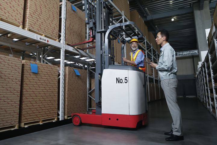 《市川市》週払いOK・フォークリフトでの家電製品の入出庫作業スタッフ！（週休2日・日勤）