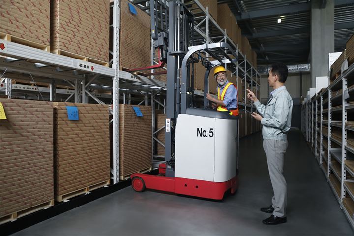 《厚木市》週払いOK・カウンターフォークでの建築資材の入出庫作業スタッフ！（日勤・資格を活かす）