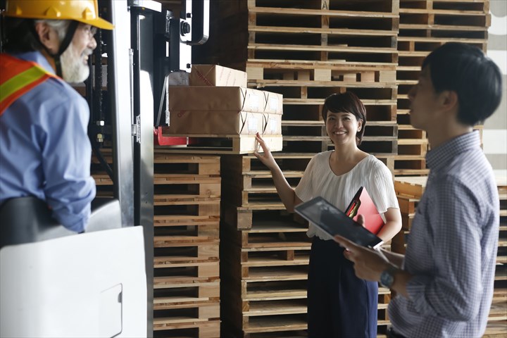 《茨木市》週払いOK・リーチフォークでの段ボール製品の入出庫作業スタッフ！（Web面接OK・土日祝休み）