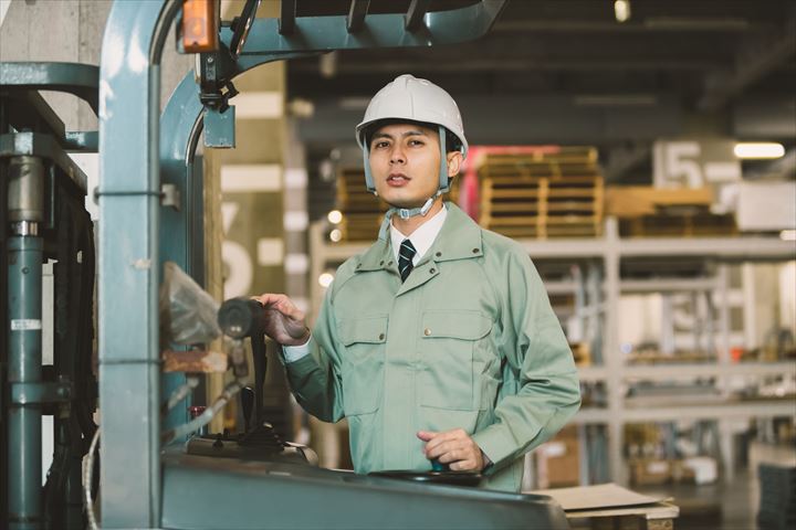 《江東区》週払いOK・フォークリフトを使用した玩具類の入出庫作業スタッフ！（高時給・土日休み）