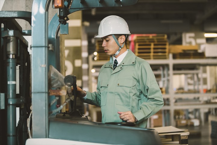 《横浜市神奈川区》週払いOK・リーチフォークを使用した食品の入出庫作業スタッフ！（シニア活躍中・土日祝休み）