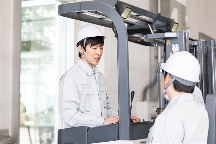 《大田区》週払いOK・フォークリフトを使用したオフィス備品類の入出庫作業スタッフ！（高時給・土日祝休み）