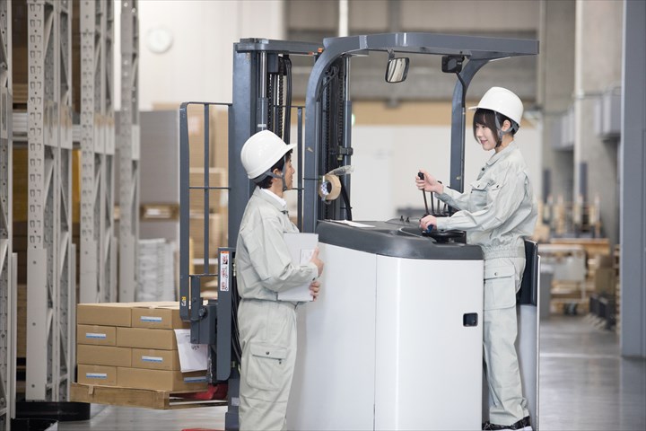 《堺市堺区》週払いOK・フォークリフトを使用した建築資材の出庫作業スタッフ！（土日祝休み・日勤帯）