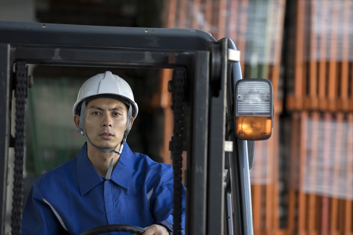 《戸田市》週払いOK・カウンターフォークでの建築用資材の積み下ろしや荷揃えスタッフ！（Web面接OK・高時給）