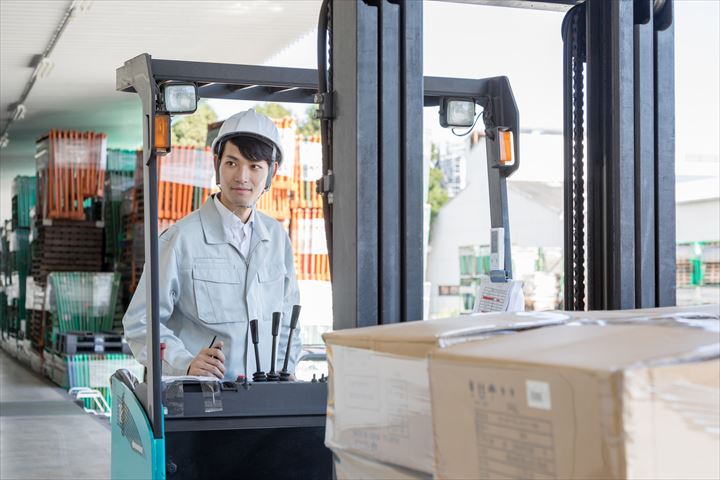 《草加市》週払いOK・リーチフォークでの食品の格納作業スタッフ！（Web面接OK・高時給）