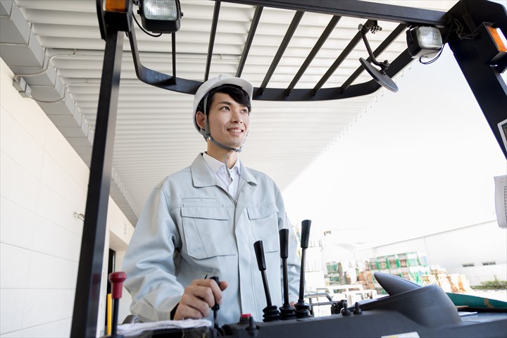 《八王子市》週払いOK・冷蔵倉庫内での商品の入出庫作業スタッフ！（Web面接OK・土日休み）