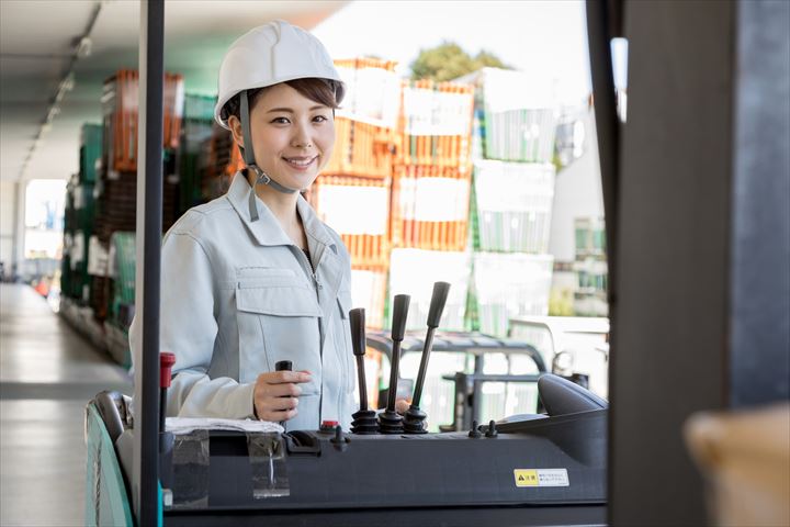 《戸田市》週払いOK・カウンターフォークでの建築資材の積み下ろしや荷揃えスタッフ！（Web面接OK・高時給）