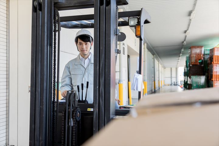 《足柄上郡中井町》週払いOK・リーチフォークでのチルド食品の入出庫スタッフ！（Web面接OK・時間外勤務はほぼなし）