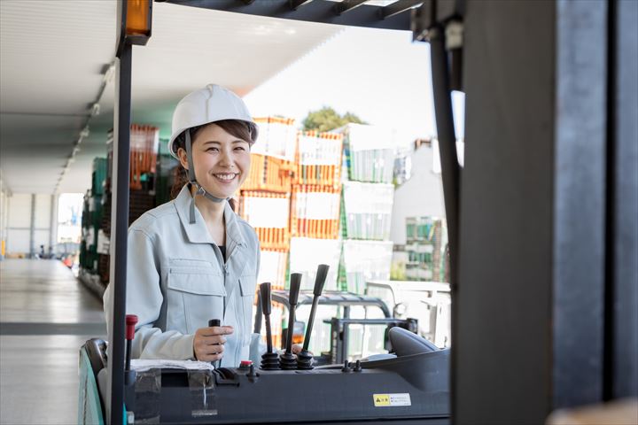 《厚木市》週払いOK・フォークリフトでのコピー機関連の入出庫や仕分け作業スタッフ！（Web面接OK・短期26年4月1日まで）