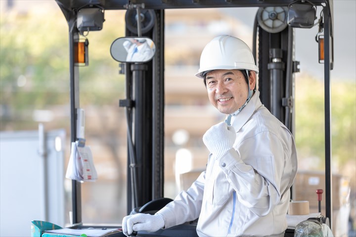 《碧南市》週払いOK・フォークリフトでの自動車部品の入出庫作業スタッフ！（土日休み・高時給）