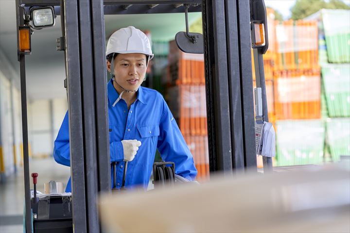 《加古川市》週払いOK・リーチフォークでの一般貨物の入出庫作業スタッフ！（Web面接OK・土日祝休み）