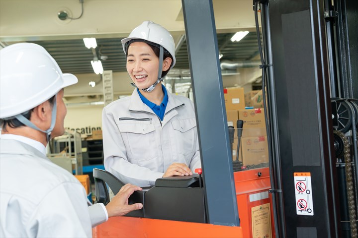 《北区》週払いOK・フォークリフトでの倉庫内作業スタッフ！（土日祝休み・高時給）