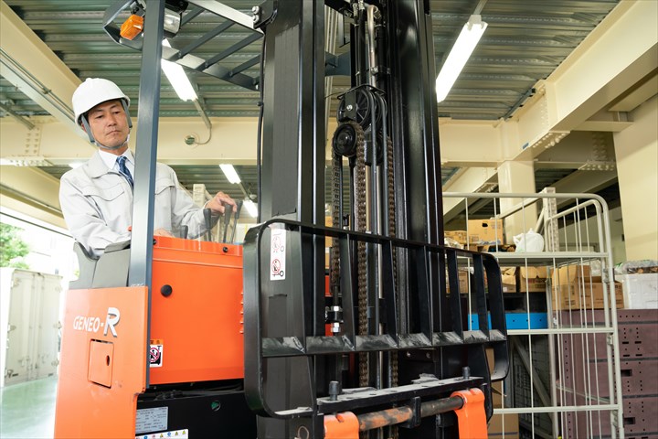 《高槻市》週払いOK・リーチフォークでの冷蔵倉庫内での仕分けやピッキング作業スタッフ！（Web面接OK・週休2日）