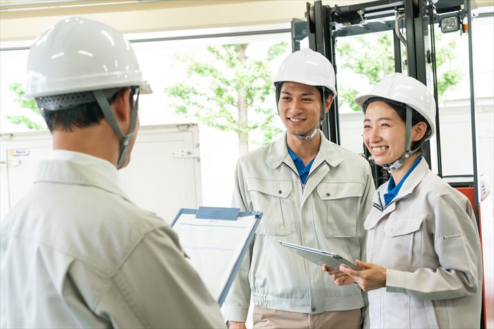 《南アルプス市》週払いOK・フォークリフトでの飲料品の格納作業スタッフ！（土日祝休み・日勤）