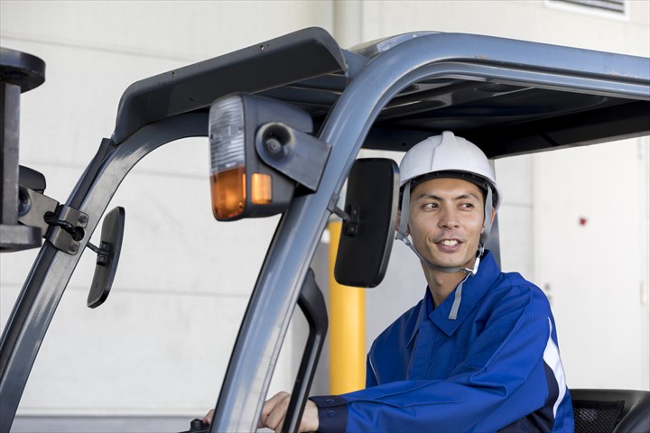 《松戸市》週払いOK・フォークリフトを使用したプラスチック製品の入出庫作業スタッフ！（Web面接OK・週休2日）