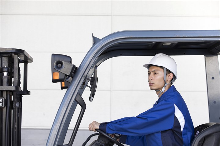 《八幡市》週払いOK・カウンターフォークでのレンタル建機や重機の入出庫作業スタッフ！（高時給・土日祝休み）