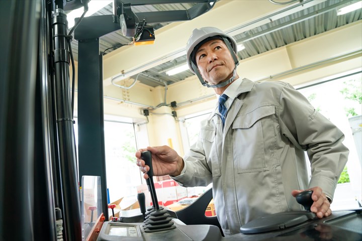 《相模原市南区》週払いOK・リーチフォークでの自動車部品の入出庫作業スタッフ！（Web面接OK・高時給）
