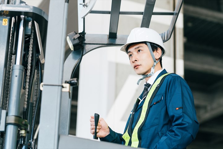 《江東区》週払いOK・フォークリフトを使用した用紙の入出庫作業スタッフ！（3月末迄の短期・高時給）