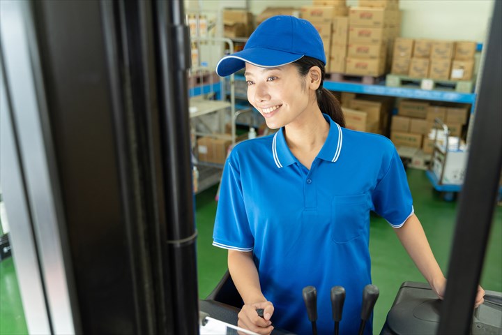 《江東区》週払いOK・フォークリフトを使用した用紙の入出庫作業スタッフ！（3月末迄の短期・高時給）