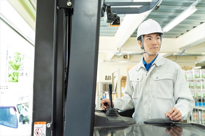 《さいたま市岩槻区》週払いOK・リーチフォークを使用した冷凍冷蔵食品の入出庫作業スタッフ！（Web面接OK・高時給）