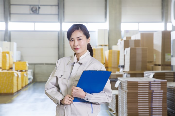 《港区》週払いOK・倉庫内での酒類の出荷作業スタッフ！（未経験歓迎・土日祝休み）