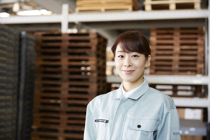 《富士宮市》週払いOK・工場内でのたまごの仕分け作業スタッフ！（週休2日・負担少なめ）