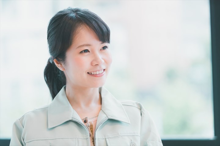 《西宮市》週払いOK・クリーニング工場内での軽作業スタッフ！（未経験OK・2024年9月末までの短期）