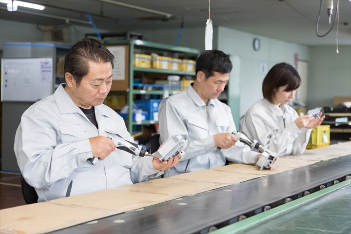 《稲沢市》週払いOK・工場内での精密部品の検品作業スタッフ！（週休2日・未経験も活躍）