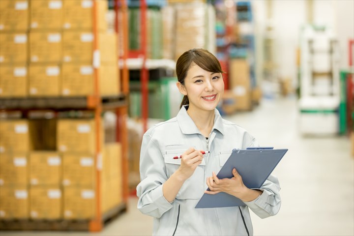 《西春日井郡豊山町》週払いOK・倉庫内での青果の仕分け作業スタッフ！（週休2日・短時間4:00～9:00）