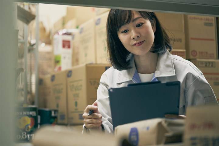 《東大阪市》週払いOK・倉庫内での飲料品のピッキング作業スタッフ！（未経験歓迎・シニア活躍中）