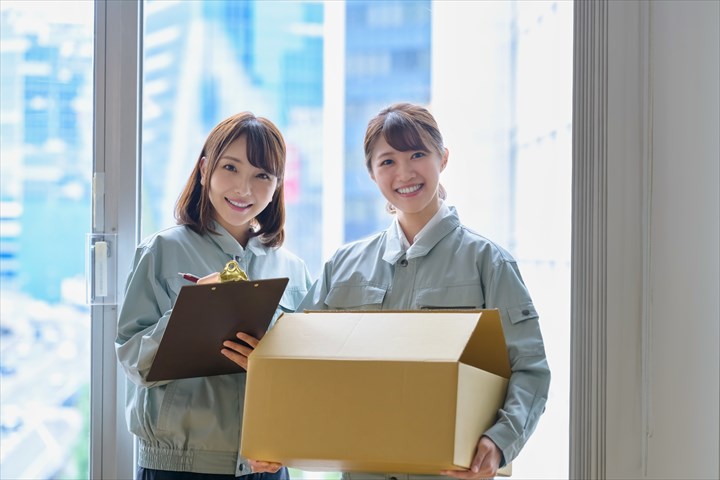 《深谷市》週払いOK・工場内でのガラスの搬入作業スタッフ！（土日祝休み・未経験歓迎）