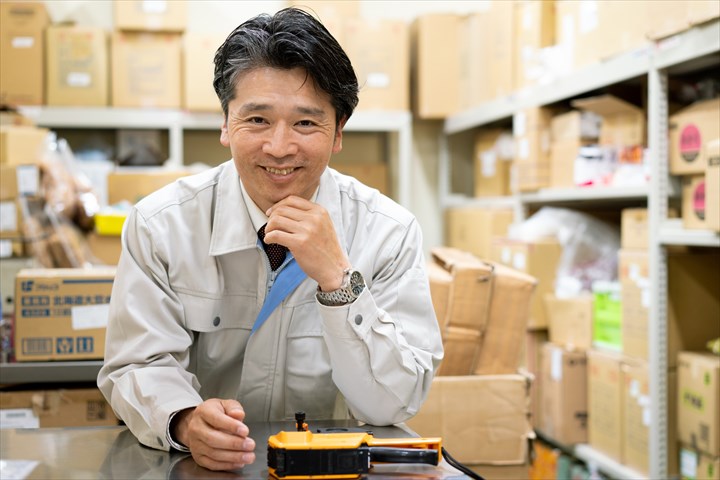 《高槻市》週払いOK・倉庫内での食品類のピッキング作業スタッフ！（未経験歓迎・週休2日）