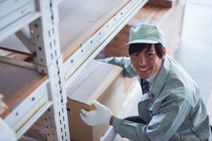 《四日市市》週払いOK・企業向け一般貨物の仕分け作業スタッフ！（未経験歓迎・土日祝休み）