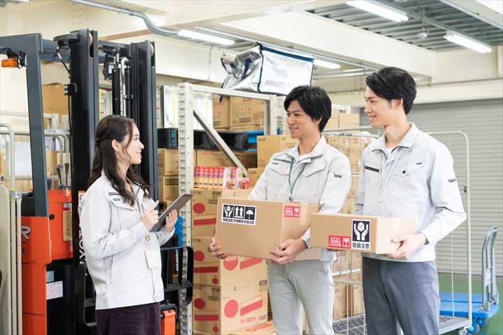 《川崎市宮前区》週払いOK・倉庫内での3温帯食品の出荷作業スタッフ！（未経験歓迎・短時間4:30～7:30）