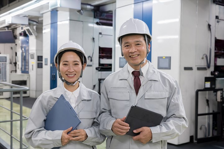 《港区》週払いOK・工場内での飲料水製造のライン作業スタッフ！（高時給・土日祝休み）