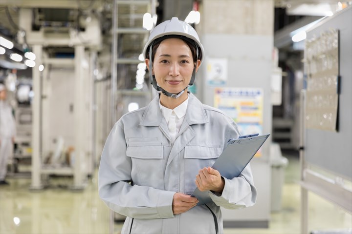 《港区》週払いOK・工場内での飲料水製造のライン作業スタッフ！（高時給・土日祝休み）