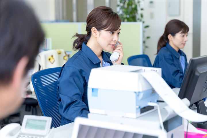 《四日市市》週払いOK・運送会社内での点呼などの事務スタッフ！（固定休み・残業ほぼなし）