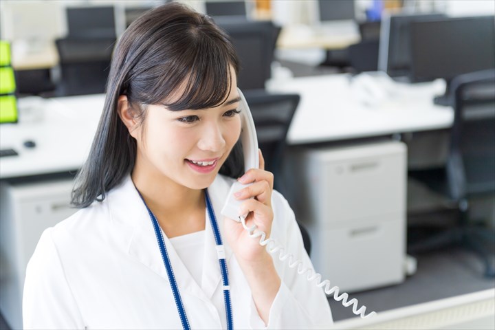 《久世郡久御山町》週払いOK・物流センター内での事務スタッフ！（Web面接OK・短時間17:00～23:00）